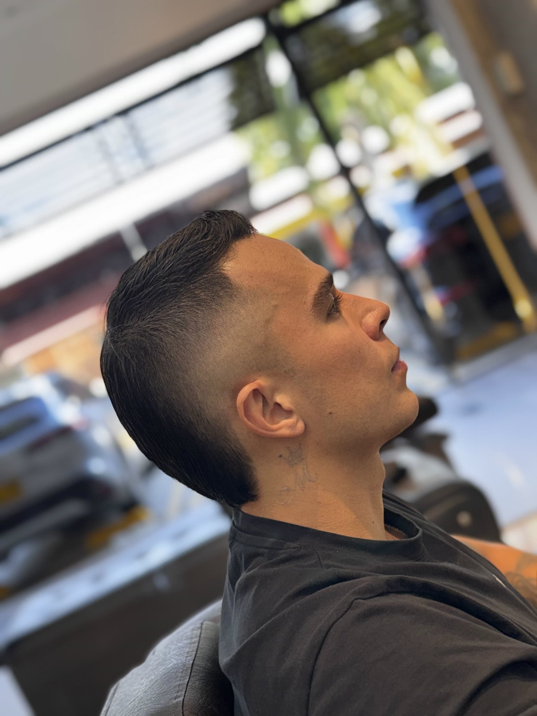 Corte con fade y textura peinada, terminado en el estudio